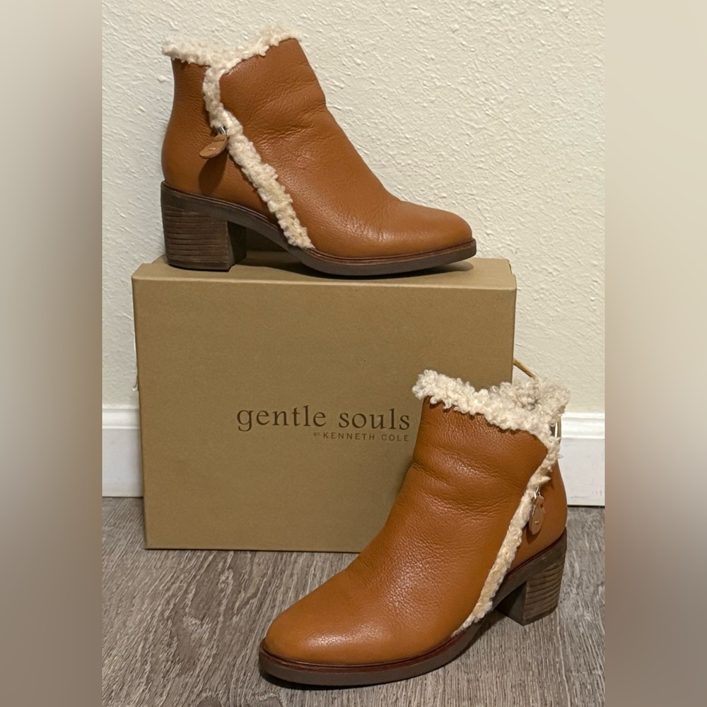 Gentle Souls by Kenneth Cole Cozy Zip Ankle Booties Leather Block Heel Boots 7.5 - Picture 2 of 5